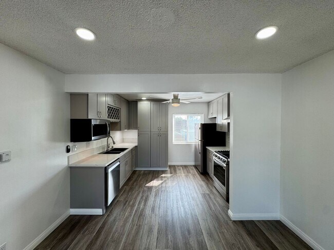 Building Photo - Beautifully Renovated 2 Bed / 1 Bath Apartment for Rent in Long Beach!