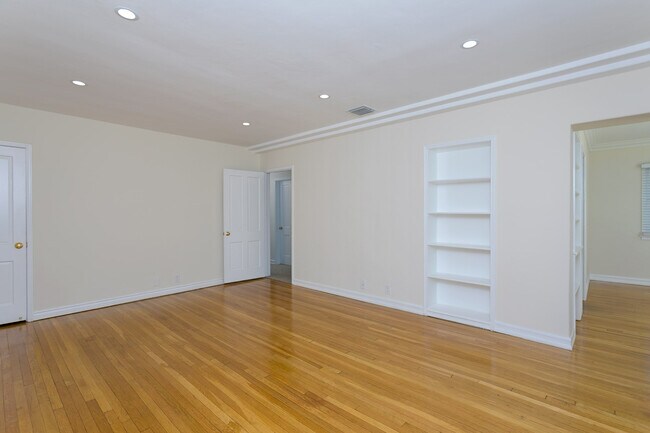 Building Photo - 1750 Huntington Dr