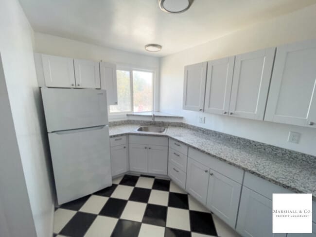 Building Photo - REMODELED TOP FLOOR 2BR/1BA IN SMALL AND Q...