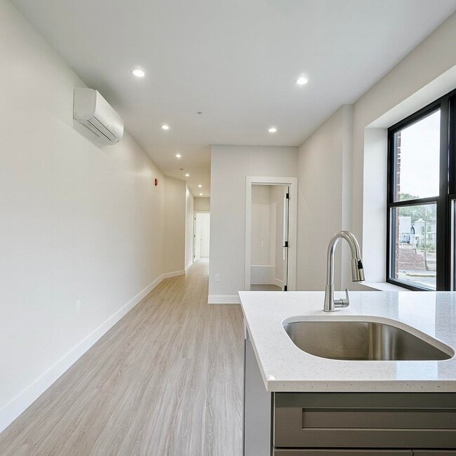 Foto del edificio - 103 Bostwick Ave