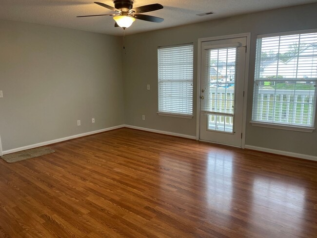 Building Photo - Adorable 3 Bedroom With Fresh Paint & Stai...