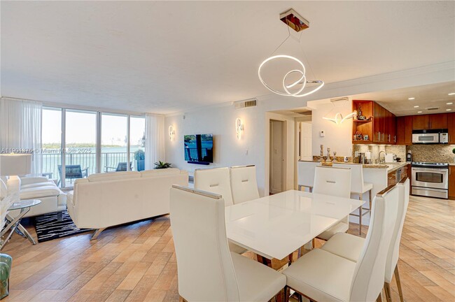 Foto del edificio - 10350 W Bay Harbor Dr