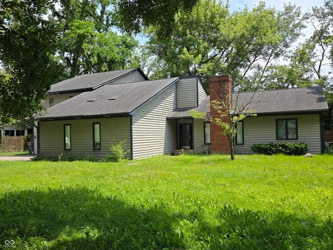 Building Photo - 945 Fox Hill Dr