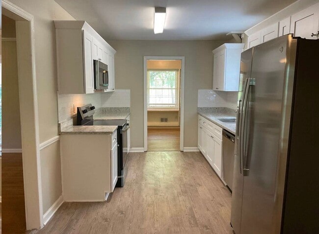 Building Photo - 680 Foxcroft Cir SE