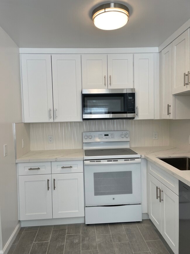 Kitchen Stove - 2820 Malabar Ave