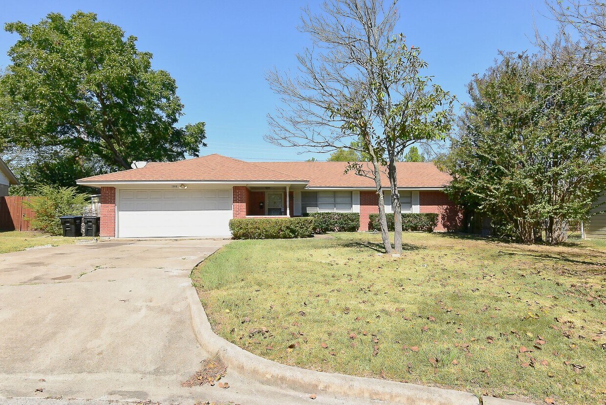 Primary Photo - 1208 Yellowstone St