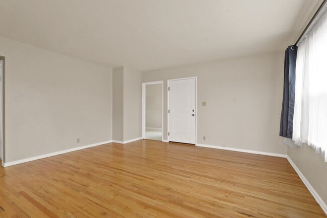 Building Photo - 1151 Okoboji Dr