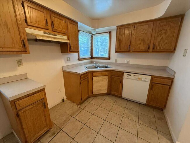 Building Photo - 3 BED, 1 BATH BEAUTIFUL SINGLE-FAMILY HOME IN GARFIELD HEIGHTS!