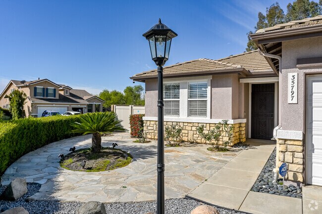 Building Photo - 35797 Rosedown Ln