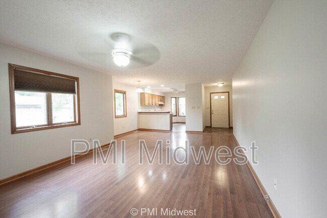 Building Photo - 406 Tulip Dr