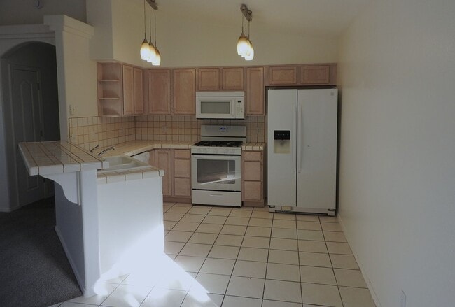 Building Photo - Beautiful 3+2 Corner Lot home near the Golf Course!