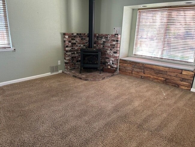 Building Photo - Charming 3-Bedroom Home with Mountain View...