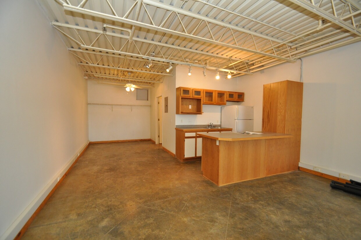 Primary Photo - 1033 N Molly Ct