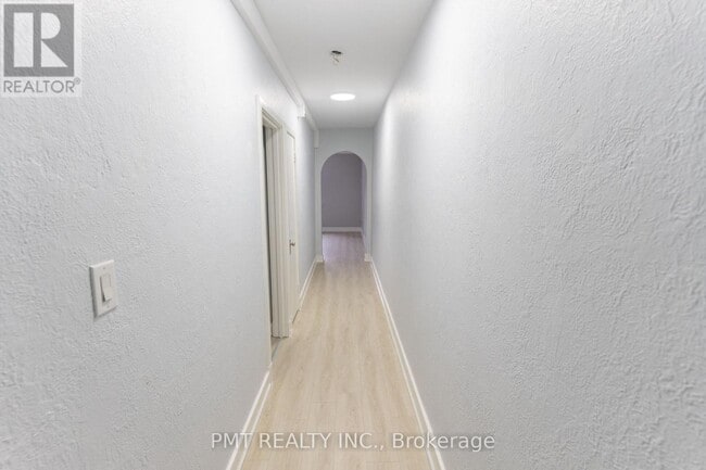 Photo du bâtiment - 8 Wellington St W