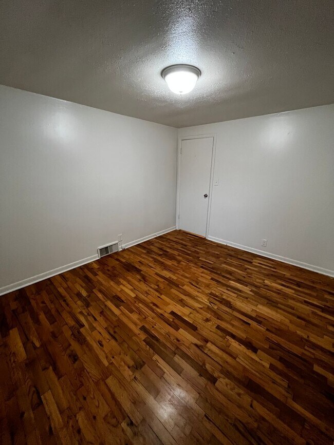 Building Photo - 2-Bedroom 1-Bathroom Home Available Novemb...