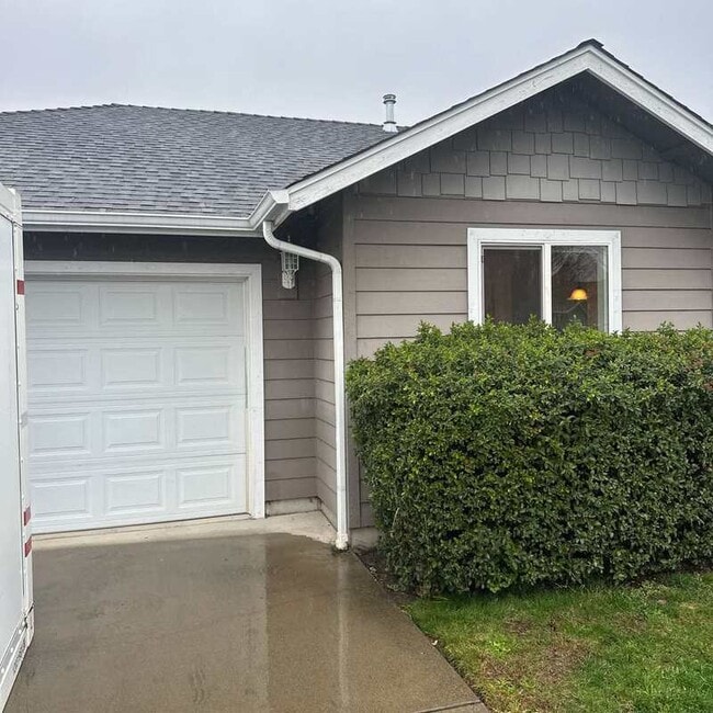 Building Photo - 1223 SW Sun Glo Dr