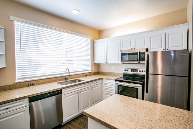 Gourmet Kitchens with Stainless Steel Microwave & Dishwasher - The Colonnade Luxury Townhome Apartments