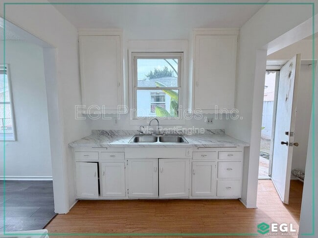 Building Photo - 315 W Queen St