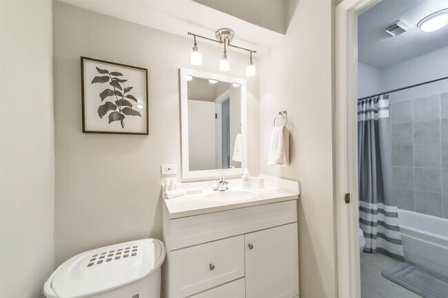 Building Photo - 1413 Ramada Dr