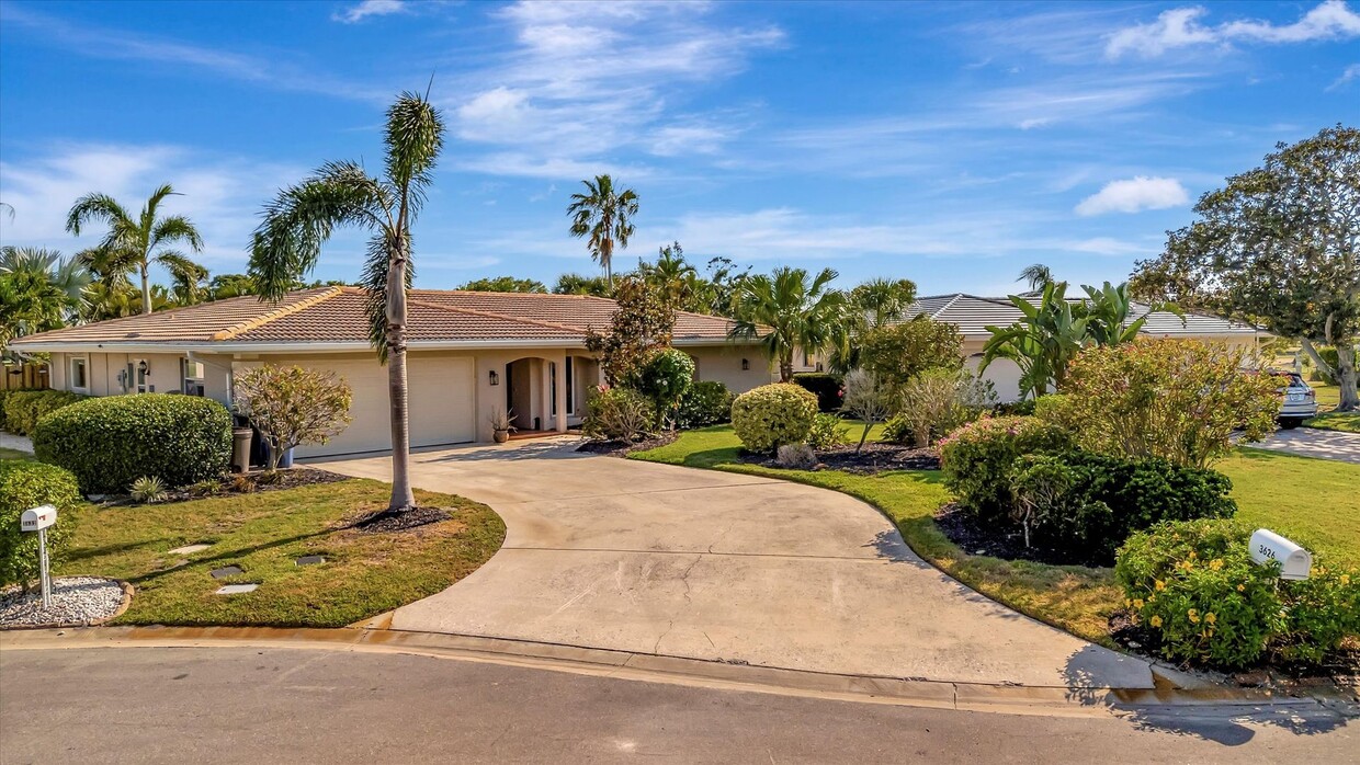 Primary Photo - Golf Course View, Private Pool and Garden ...