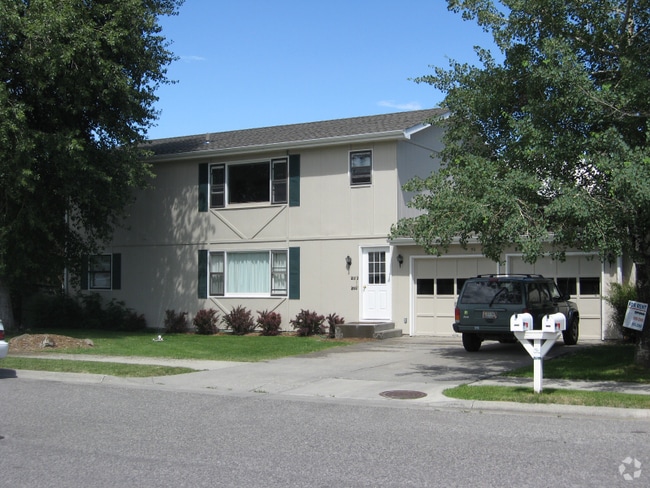 Building Photo - 2000-2002 S Black Ave
