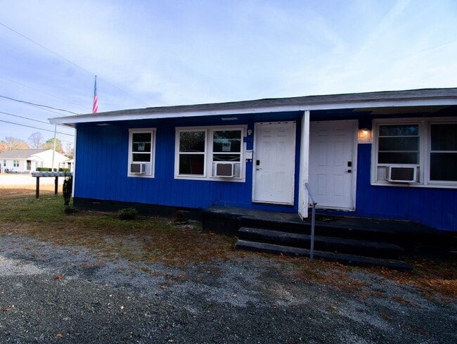 Foto del edificio - 1 Bedroom 1 Bathroom- New LVP Flooring!