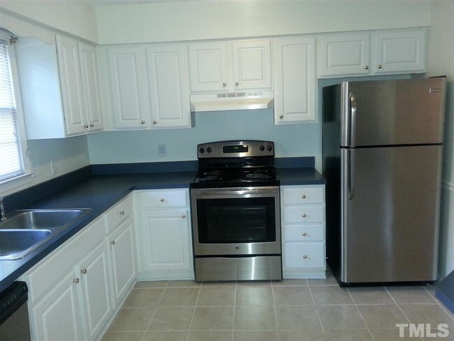 Building Photo - 1001 Surrey Ct