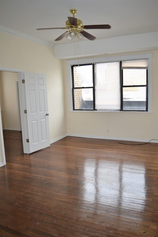 Building Photo - 3257 W Montrose Ave