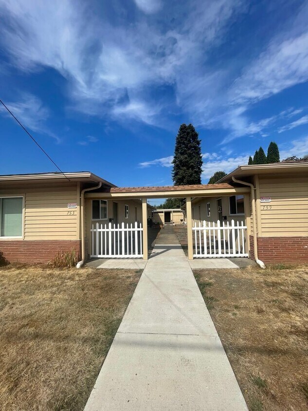747759 E Grant St Unit 747.5, Lebanon, OR 97355 Room for Rent in