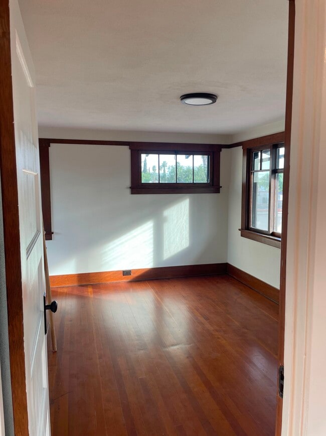 Building Photo - 735 E Sunrise Blvd
