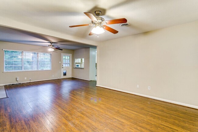 Foto del edificio - Ready for New Tenants- Large 3 bed, 2 bath...