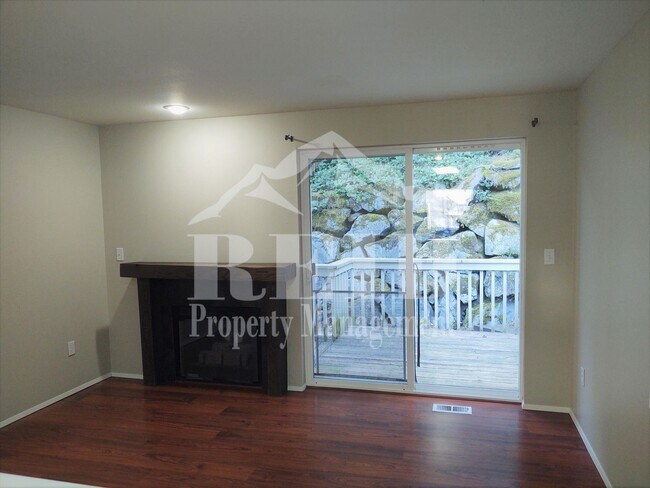Foto del edificio - Silverdale's Ridgetop Townhome Near Island Lake