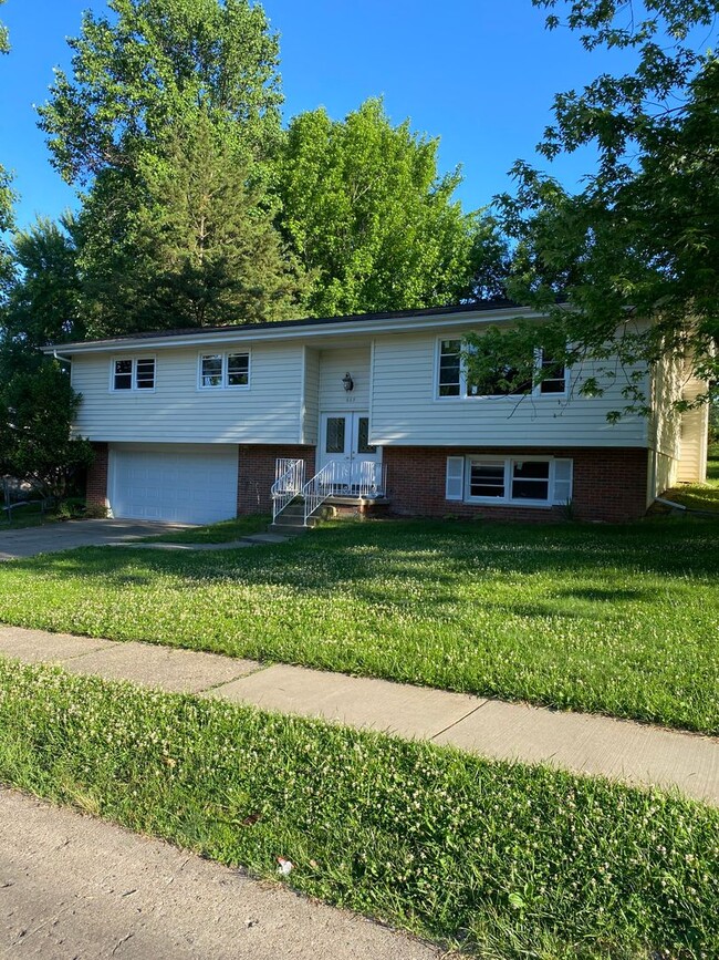 Building Photo - 883 Roanoke Dr