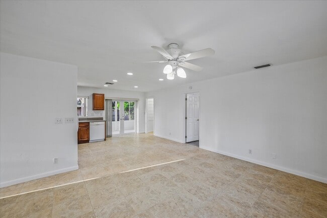 Building Photo - 2402 E Edgewater Dr