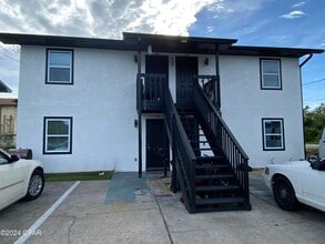 Building Photo - 923 Sanders Ln