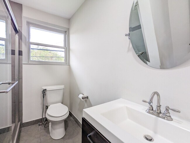 Foto del edificio - 2306 Addison Rd