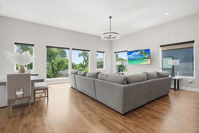 Foto del edificio - Luxury Nashville Retreat with Skyline & River Views | 4BR + Rooftop Entertainment Loft