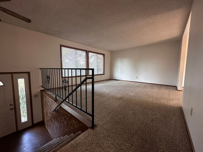 Foto del edificio - 3 Bedroom 2.5 bath Split level house