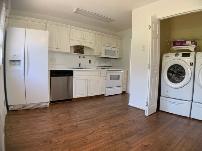 Building Photo - 2 BED, 2 BATH Rental Available in The Villages of Greenbrier