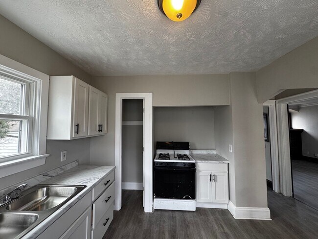 Building Photo - Charming 3-Bedroom Property in Prime Location