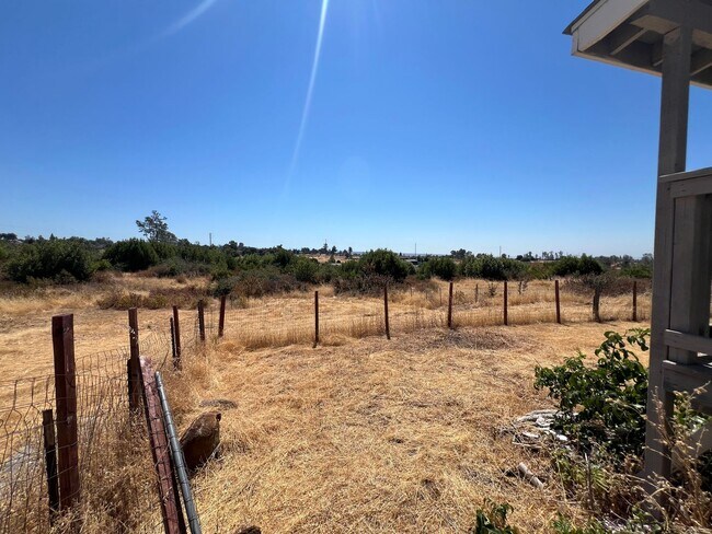 Foto del edificio - Paradise 2 bedroom 2 bath home on land. Ru...