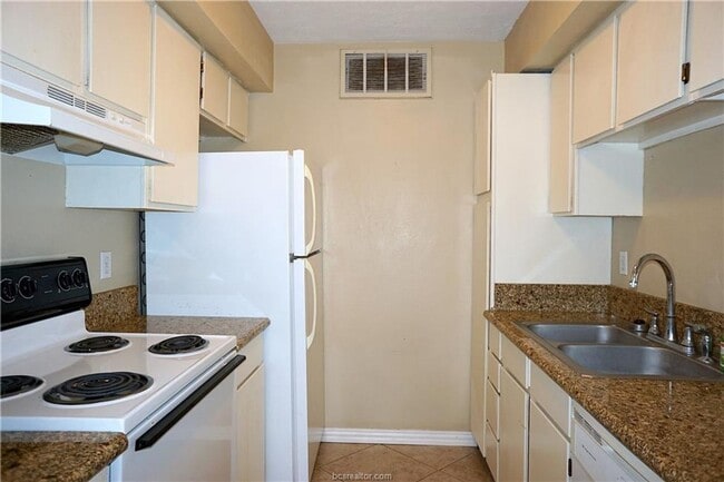 Building Photo - Available August!! One Bed, One Bath Downs...