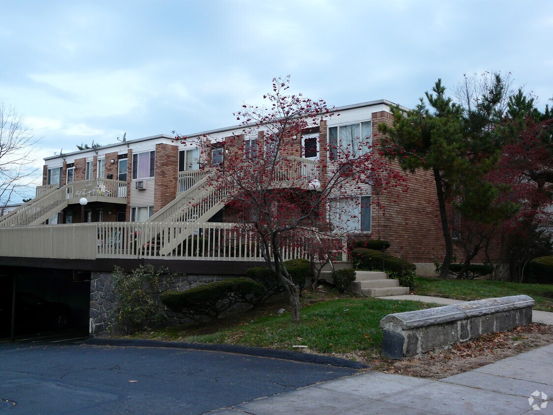 Building Photo - 409 N Broadway