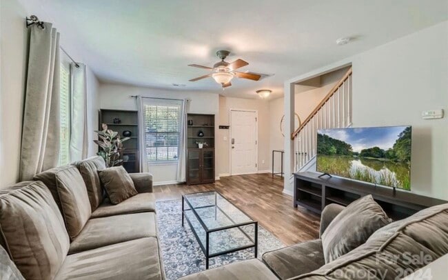 Building Photo - 5424 River Falls Dr