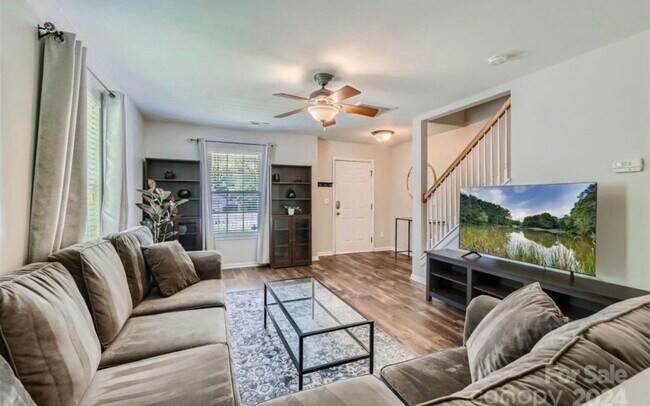 Foto del edificio - 5424 River Falls Dr