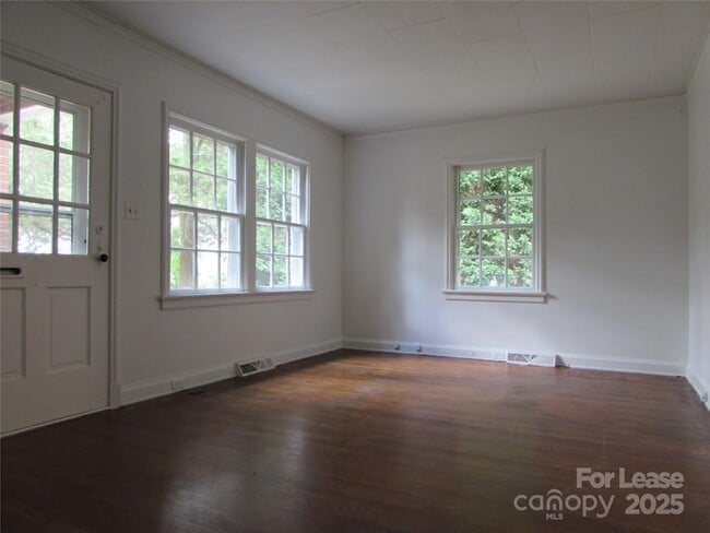 Foto del edificio - 324 W McCubbins St