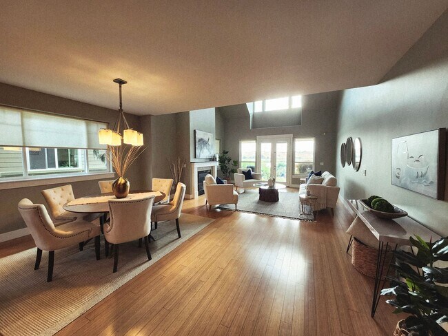 Foto del edificio - Beautiful Riverfront Retreat, 2 River-Faci...