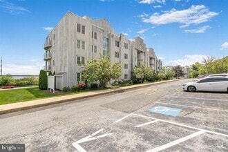 Building Photo - 5213 Le Parc Dr
