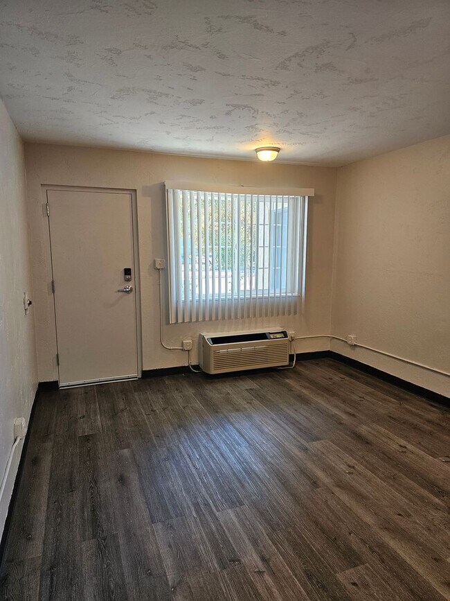 Building Photo - Remodeled Studio Apartments Near Memorial ...