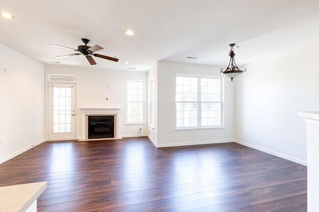 Foto del edificio - 400 Symphony Cir